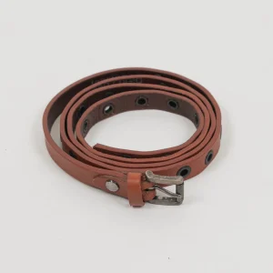 Tensione in - Cinturino in pelle con passanti metallici a contrasto