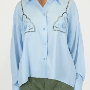 Tensione in - Camicia stondata con dettagli traforati e asimmetria fronte-retro