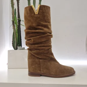 Via Roma stivaletto suede color cuoio accessorio V oro