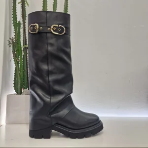 Stivale modello biker nero gambale rovesciato