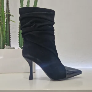 Stivaletto in pellame scamosciato nero